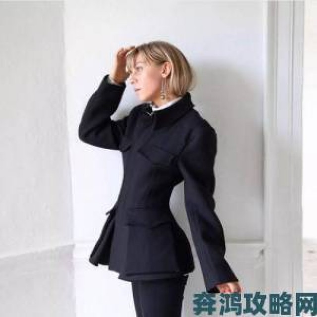 新讯|乳胶衣束腰勒紧金属腰带穿搭教程刷屏背后是审美革新还是安全隐患