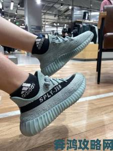 YEEZY350V2亚洲配色引发抢购潮网友实测脚感与设计细节大公开